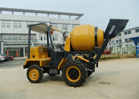 中国 ダンプの シャーシー の携帯用トラックミキサ 1.5 トンの、具体的な混合物機械に荷を積んでいる 680L ドラム容量の自己 サプライヤー